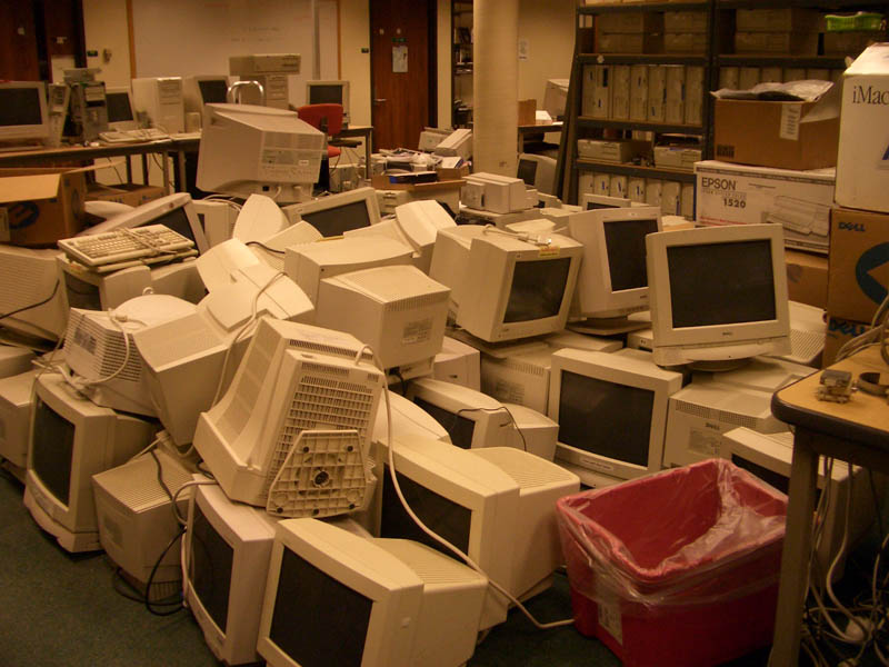 古いコンピュータの山